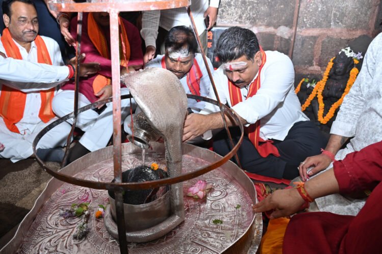 उप मुख्यमंत्री विजय शर्मा, वन मंत्री केदार कश्यप एवं सांसद संतोष पाण्डेय ने भोरमदेव मंदिर में की पूजा-अर्चना,भोरमदेव कॉरिडोर निर्माण कार्यों का किया अवलोकन, दिए आवश्यक दिशा-निर्देश