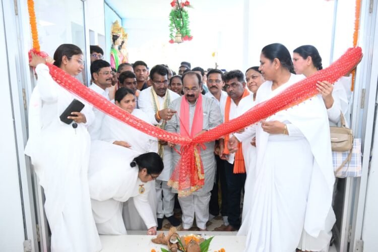 उप मुख्यमंत्री ने शिवलिंग की पूजा-अर्चना कर लिया आशीर्वाद, चित्र प्रदर्शनी का किया अवलोकन,कहा-आध्यात्मिक जागरण और समाज सेवा में प्रजापिता ब्रह्मकुमारी ईश्वरीय केंद्र की महत्वपूर्ण भूमिका