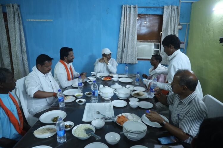 सुशासन तिहार : मुख्यमंत्री साय ने बैगा समाज के साथ किया सामूहिक भोजन, आत्मीय संवाद से मजबूत हुआ विश्वास