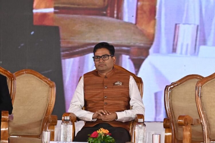 वित्तमंत्री शामिल हुए शहीद महेंद्र कर्मा विश्वविद्यालय में आयोजित “इनोवेशन महाकुंभ 1.0” कार्यक्रम में,कहा-बस्तर के युवाओं के लिए नवाचार की अपार संभावना, नवाचार से करें क्षेत्र का विकास