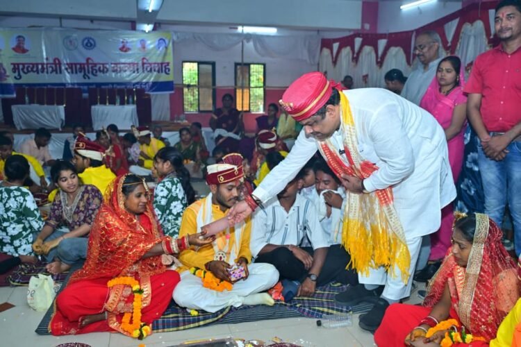 मुख्यमंत्री सामूहिक कन्या विवाह- दुर्ग में 19 जोड़े बंधे परिणय सूत्र में, मंत्री गजेन्द्र यादव ने दिया आशीर्वाद,कहा-सामाजिक समानता का प्रतीक