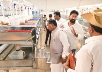 कृषि मंत्री राम विचार नेताम ने किया रामपुर स्थित एमएम हेचरी का निरीक्षण