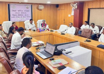 खाद्य मंत्री बघेल ने की जिला डीएमएफ शासी परिषद की समीक्षा, निर्माण कार्य समय-सीमा में पूर्ण करने के निर्देश