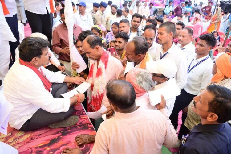 जमीन पर बैठकर उप मुख्यमंत्री ने सुनी लोगों की समस्याएं, मौके पर दिए समाधान के निर्देश,कहा-“पीएम आवास सिर्फ मकान नहीं, परिवारों के सपने पूरे होने का प्रतीक”