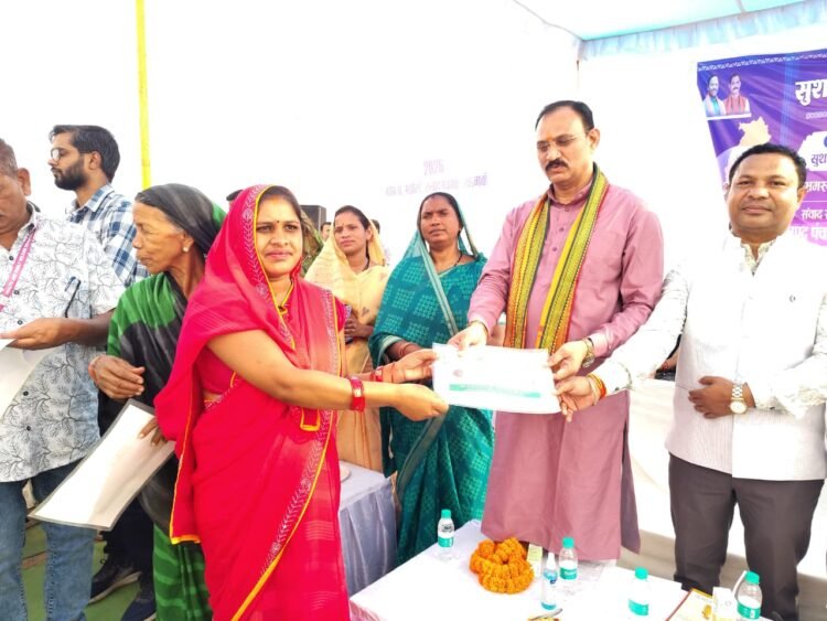मझौली शिविर में सविता को मौके पर मिला आयुष्मान कार्ड, ग्रामीणों की समस्याओं का हुआ त्वरित निराकरण,स्वास्थ्य मंत्री श्याम बिहारी जायसवाल ने अपने हाथों से सौंपा आयुष्मान कार्ड