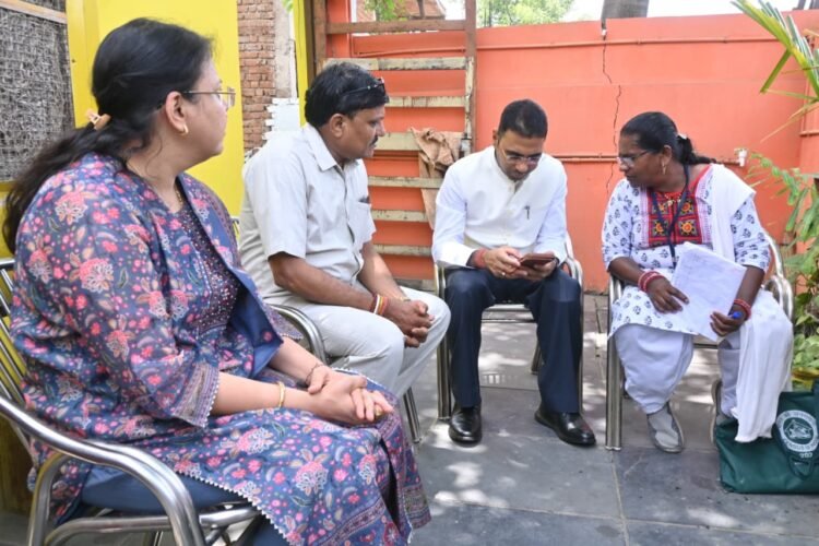 बलौदा बाजार कलेक्टर ने प्रगणक बन किया डिजिटल जनगणना, दी जाने वाली जानकारी गोपनीय रहने लोगों को दिलाया भरोसा