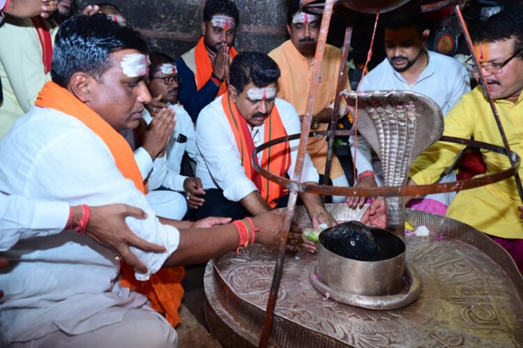 ’उप मुख्यमंत्री विजय शर्मा ने भोरमदेव मंदिर में की पूजा अर्चना’