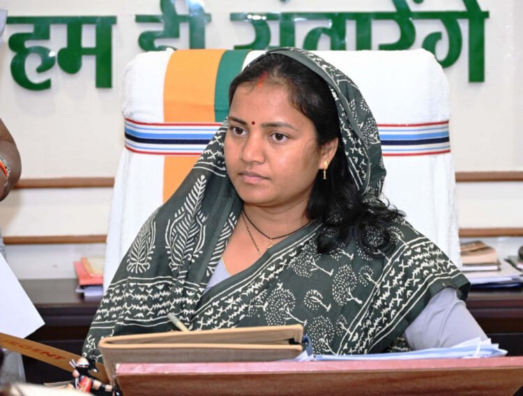 हाथी के हमले में जान गंवाने वाले ग्रामीणों के परिजनों को त्वरित राहत,मंत्री लक्ष्मी राजवाड़े की पहल पर सूरजपुर जिला प्रशासन ने वितरित की मुआवजा राशि