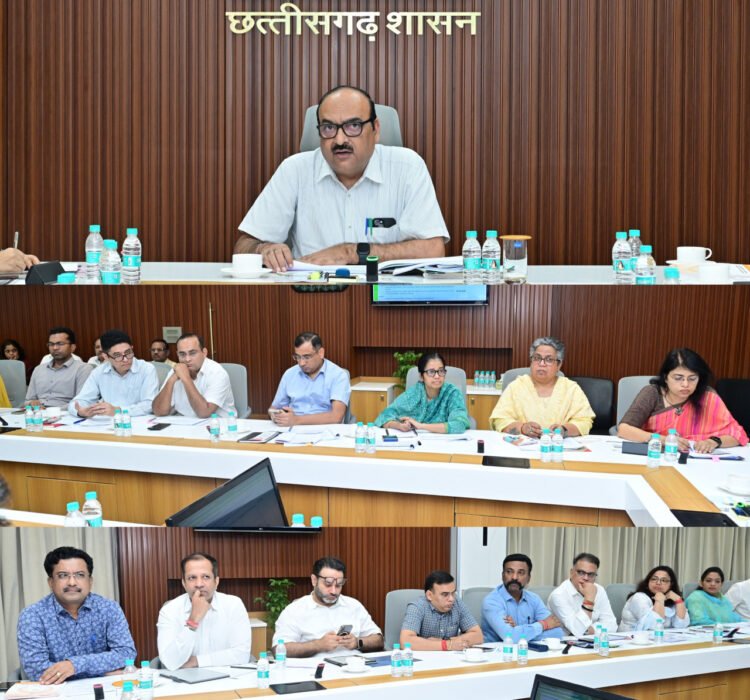 मुख्य सचिव विकासशील की समीक्षा बैठक: योजनाओं के क्रियान्वयन पर दिए कड़े निर्देश