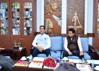 भारत सरकार भूमि संसाधन विभाग के सचिव ने मुख्य सचिव से की सौजन्य भेंट, विभागीय अधिकारियों की साथ की बैठक