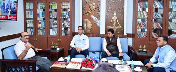 भारत सरकार भूमि संसाधन विभाग के सचिव ने मुख्य सचिव से की सौजन्य भेंट, विभागीय अधिकारियों की साथ की बैठक