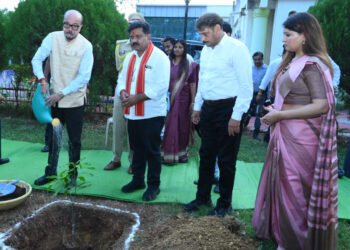 राज्यपाल रमेन डेका ने किया पौधरोपण, कवर्धा कलेक्ट्रेट परिसर में रोपा आम का पौधा, पर्यावरण संरक्षण का दिया संदेश