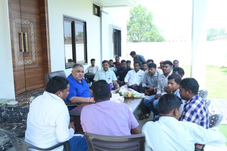 जनदर्शन में कैबिनेट मंत्री राजेश अग्रवाल ने सुनीं आम जनता की समस्या, लखनपुर स्थित निज निवास में क्षेत्रवासियों से किया सीधा संवाद, अधिकारियों को समयबद्ध निराकरण के निर्देश