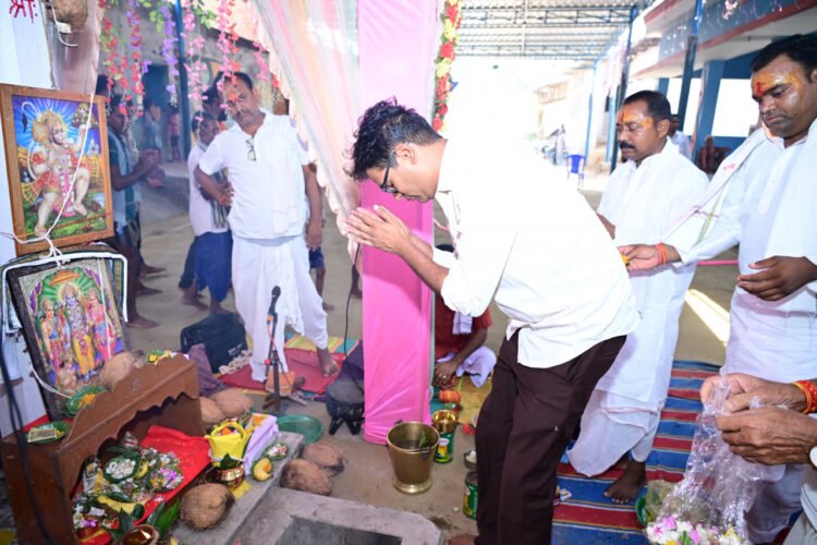 गृह ग्राम बायंग में श्रीरामनाम सप्ताह यज्ञ में शामिल हुए वित्त मंत्री ओ.पी. चौधरी, ’पूजा-अर्चना कर प्रदेशवासियों की सुख-समृद्धि और खुशहाली की कामना की’