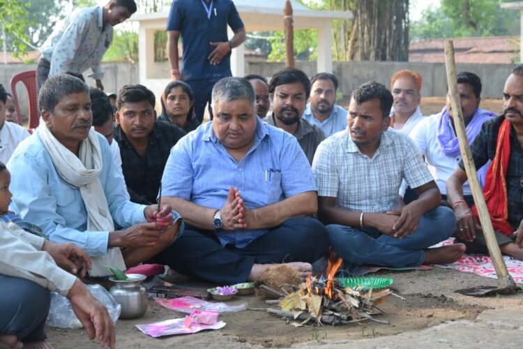 धर्मस्व मंत्री राजेश अग्रवाल ने किया फुलचुही और डांड़गांव में मंदिर निर्माण कार्य का भूमिपूजन,कहा-प्रदेश की धार्मिक और सांस्कृतिक धरोहरों के संरक्षण के लिए प्रतिबद्ध है राज्य सरकार