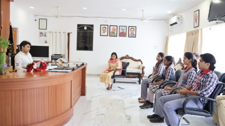 केंद्रीय विद्यालय बीजापुर के विद्यार्थियों ने सीबीएसई परीक्षा में बढ़ाया जिले का गौरव, कलेक्टर ने मेधावी विद्यार्थियों को किया सम्मानित’