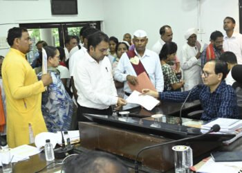 कलेक्टर ने जनदर्शन में सुनी लोगों की समस्याएं, अधिकारियों को दिए आवश्यक कार्यवाही के निर्देश