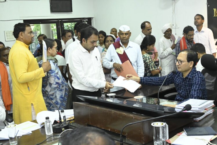 कलेक्टर ने जनदर्शन में सुनी लोगों की समस्याएं, अधिकारियों को दिए आवश्यक कार्यवाही के निर्देश