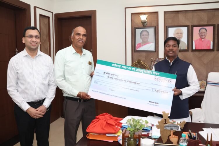 सागौन की खेती से समृद्ध हुआ छत्तीसगढ़ का किसान, मिला 9.69 लाख का लाभ, वन मंत्री केदार कश्यप ने सौंपा प्रोत्साहन राशि का चेक