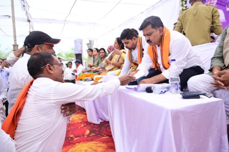 खड़ौदाकला के सुशासन तिहार में नागरिकों के बीच पहुंचे उप मुख्यमंत्री शर्मा,कहा-जनता की सेवा हमारा परम धर्म