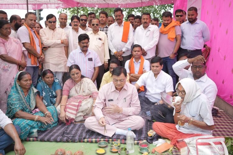 उद्योग मंत्री ने ध्यानचंद चौक से बजरंग चौक, रिसदा से रिसदी, दर्री बैराज से बरमपुर चौक सहित हरदी बाजार-तरदा-इमलीछापर मार्ग के निर्माण का किया भूमिपूजन