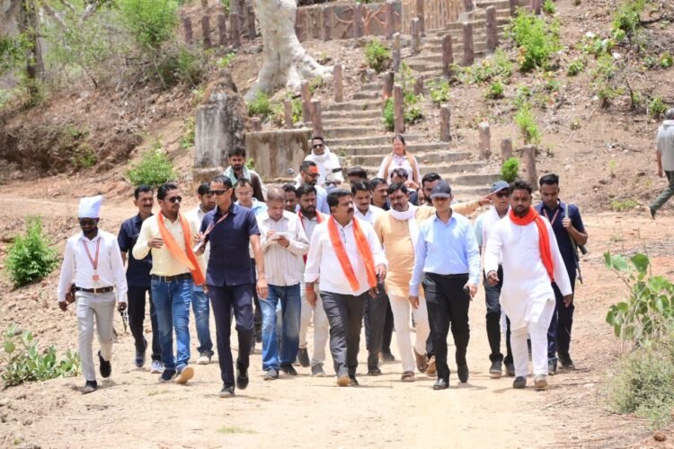 उप मुख्यमंत्री विजय शर्मा ने भोरमदेव कॉरिडोर निर्माण का किया निरीक्षण, बैठक लेकर की प्रगति की गहन समीक्षा,कहा-भोरमदेव मंदिर के इतिहास की झलक दिखे संग्रहालय में