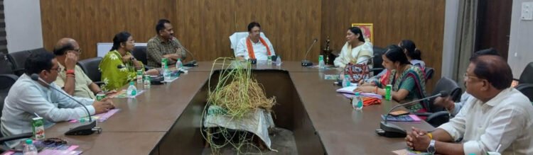 धान की खेती के विकल्प के रूप में औषधीय पौधों की खेती अपनाने के लिए किसान प्रेरित