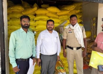 खरीफ सीजन से पहले प्रशासन का बड़ा एक्शन: बलरामपुर में 1150 बोरी अवैध यूरिया जब्त, गोदाम सील