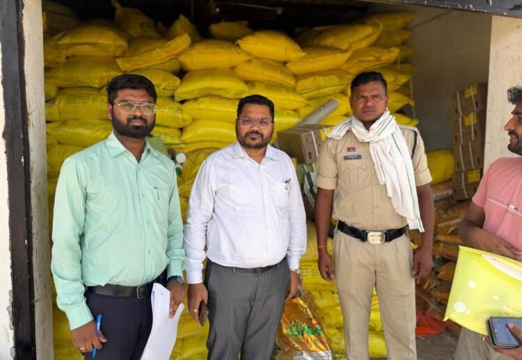 खरीफ सीजन से पहले प्रशासन का बड़ा एक्शन: बलरामपुर में 1150 बोरी अवैध यूरिया जब्त, गोदाम सील