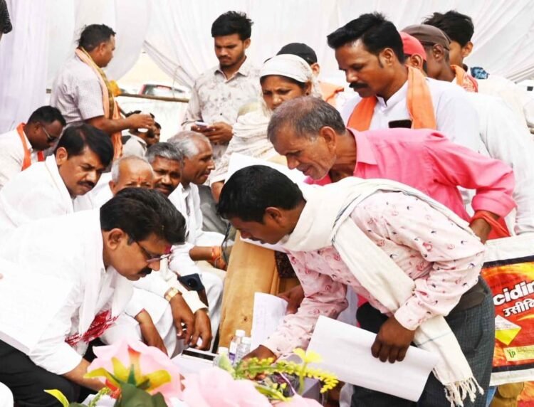 ग्रामवासियों के बीच पहुंचे उप मुख्यमंत्री विजय शर्मा, मौके पर ही किया समस्याओं का समाधान,कहा-गांव-गांव पहुंच रही सुशासन की योजनाएं