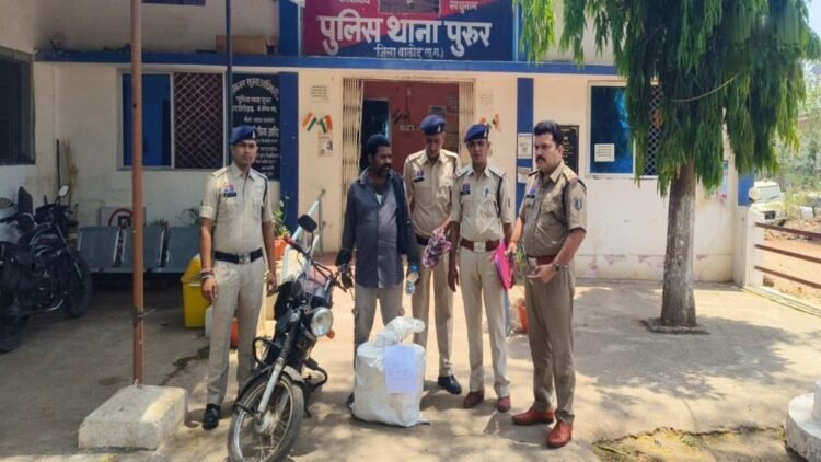 बालोद पुलिस की बड़ी कार्रवाई, टीवीएस एक्सेल से गांजा तस्करी करते आरोपी गिरफ्तार