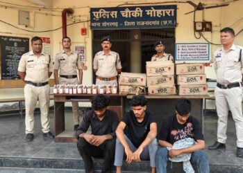डोंगरगढ़ बना अवैध शराब का हॉटस्पॉट, मुढिया नाला से 81 लीटर शराब जब्त, 3 गिरफ्तार
