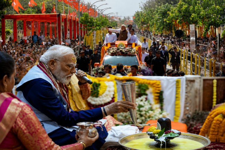 सोमनाथ में PM मोदी का रोड शो, अमृत महोत्सव में किया जल अभिषेक