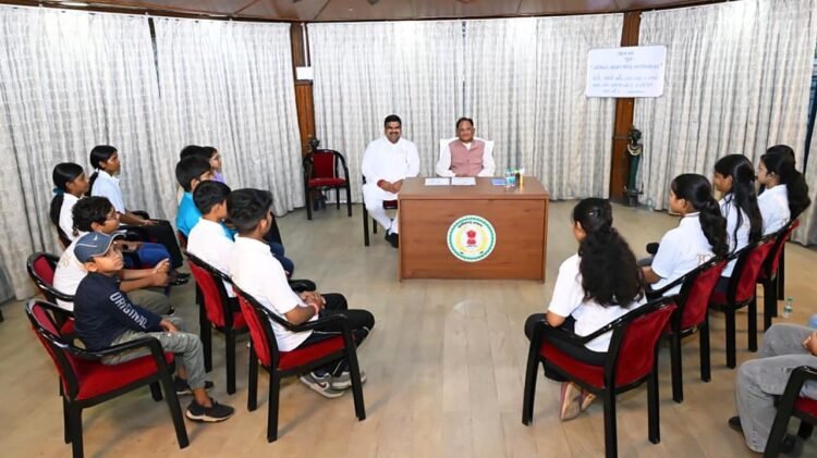 मुख्यमंत्री साय ने प्रावीण्य सूची के मेधावी विद्यार्थियों से की आत्मीय चर्चा,कहा-सफलता का कोई शॉर्टकट नहीं, अनुशासन, मेहनत और स्वस्थ दिनचर्या ही उपलब्धि की असली कुंजी