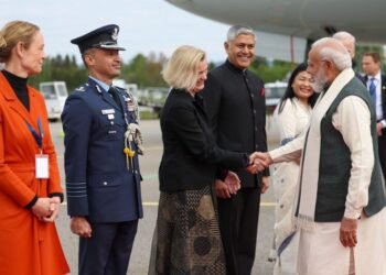 नॉर्वे पहुंचे पीएम मोदी हवाई अड्डे पर प्रधानमंत्री स्टॉर ने किया स्वागत