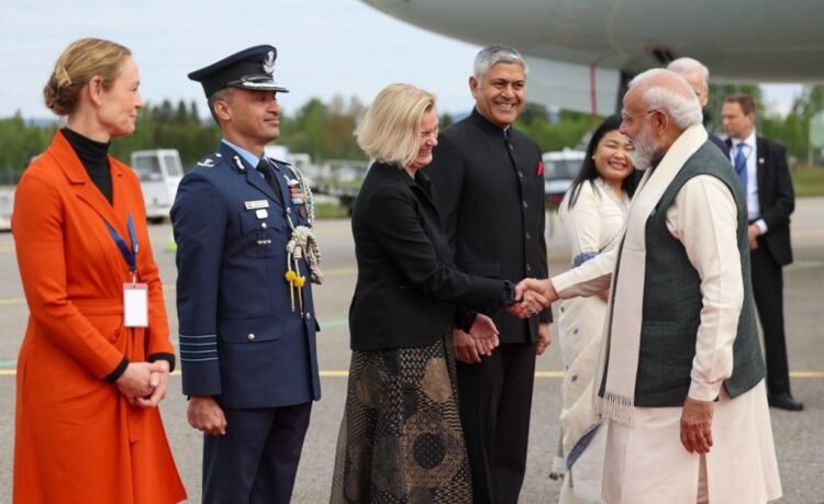 नॉर्वे पहुंचे पीएम मोदी हवाई अड्डे पर प्रधानमंत्री स्टॉर ने किया स्वागत