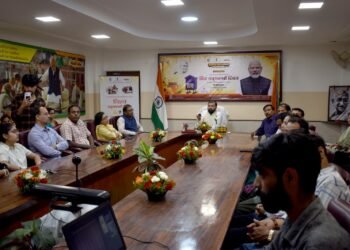 विश्व मधुमक्खी दिवस 2026: ‘स्वीट क्रांति’ से ग्रामीण अर्थव्यवस्था को नई ताकत