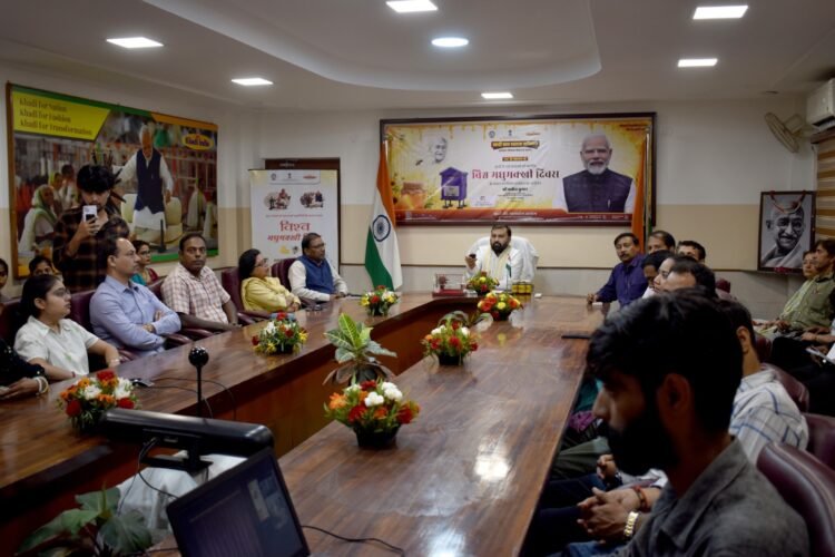 विश्व मधुमक्खी दिवस 2026: ‘स्वीट क्रांति’ से ग्रामीण अर्थव्यवस्था को नई ताकत