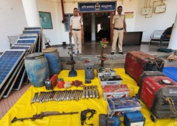 बीजापुर में नक्सलियों पर बड़ा प्रहार: भारी डंप बरामद, 5 लाख की इनामी महिला माओवादी ने किया सरेंडर