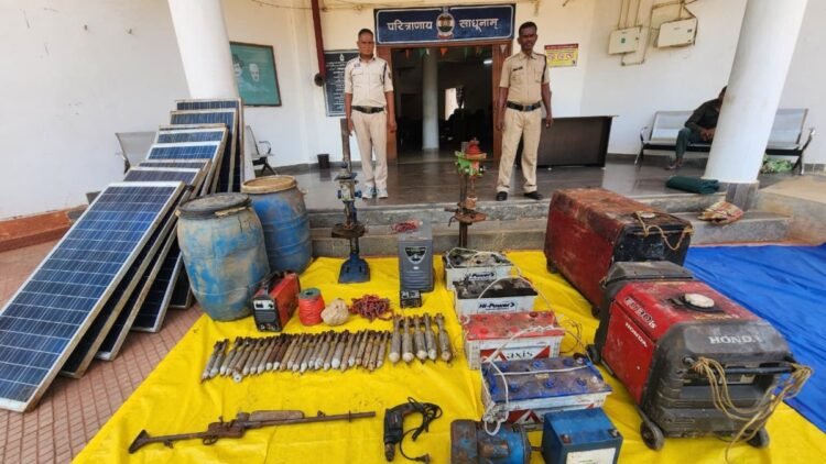 बीजापुर में नक्सलियों पर बड़ा प्रहार: भारी डंप बरामद, 5 लाख की इनामी महिला माओवादी ने किया सरेंडर