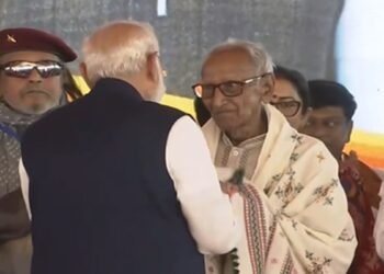 शपथ ग्रहण में खास पल: नरेंद्र मोदी ने वरिष्ठ भाजपा कार्यकर्ता माखनलाल सरकार से लिया आशीर्वाद