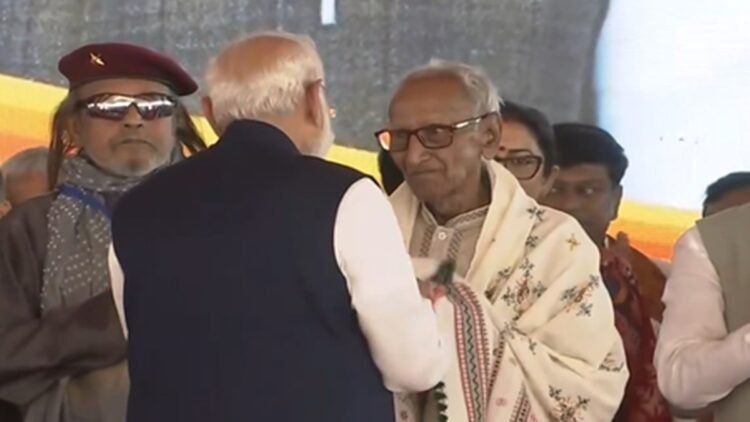 शपथ ग्रहण में खास पल: नरेंद्र मोदी ने वरिष्ठ भाजपा कार्यकर्ता माखनलाल सरकार से लिया आशीर्वाद