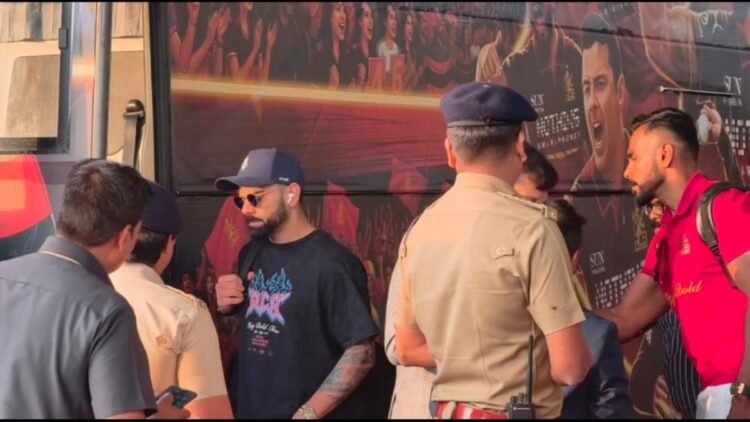 रायपुर पहुंची RCB टीम, विराट कोहली का भव्य स्वागत; 10 साल बाद IPL की मेजबानी