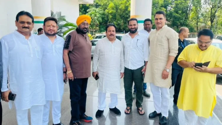 मैच के बाद सियासी मुलाकात: राजीव शुक्ला पहुंचे राजीव भवन, कांग्रेस नेताओं से चर्चा