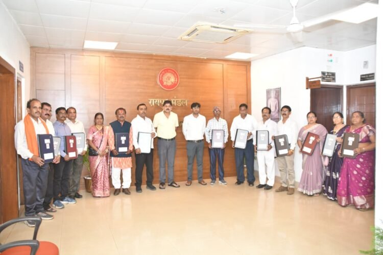 रायपुर रेलवे मंडल में 13 रेलकर्मी रिटायर, समारोह में सम्मान के साथ विदाई