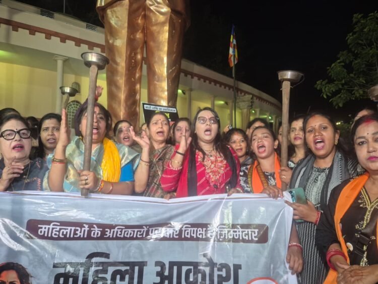 भाजपा महिला मोर्चा ने निकाली विशाल मशाल रैली,सैकड़ो की संख्या में महिला मोर्चा सहित विभिन्न संगठन की महिलाएँ हुई शामिल
