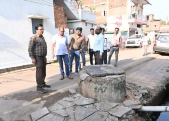 जोन-4 खुर्सीपार में सिवरेज कार्यों का निरीक्षण, आयुक्त ने दिए त्वरित पूर्णता के निर्देश