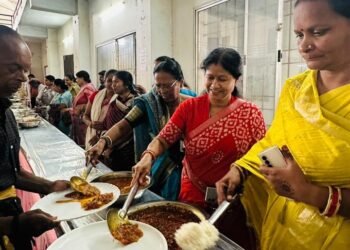 स्वच्छता मित्रों के सम्मान में नगर निगम दुर्ग का अभिनव पहल महापौर एवं जनप्रतिनिधियों ने साथ बैठकर किया स्नेह भोज