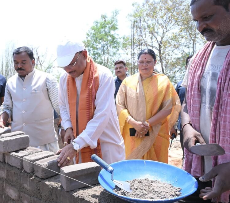 कच्ची झोपड़ी से पक्के घर तक का सपना हो रहा साकार, मुख्यमंत्री ने ईंट जोड़कर किया श्रमदान : भैंसामुड़ा में पीएम आवास निर्माण का किया औचक अवलोकन