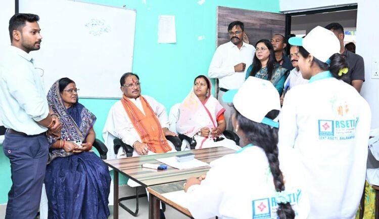 स्वरोजगार की राह पर बढ़ते कदम: मुख्यमंत्री ने RSETI में देखा ग्रामीण सशक्तिकरण का मॉडल